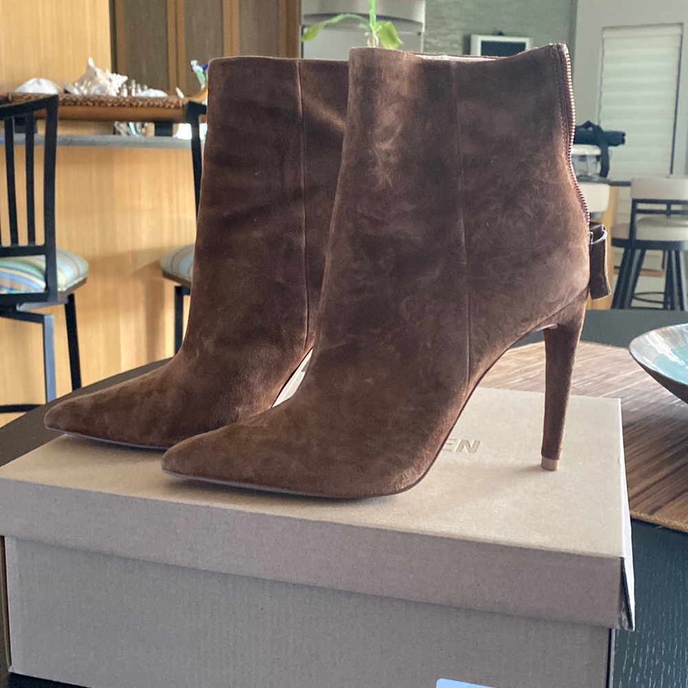 Steve Madden Halena chestnut suede booties, size 7